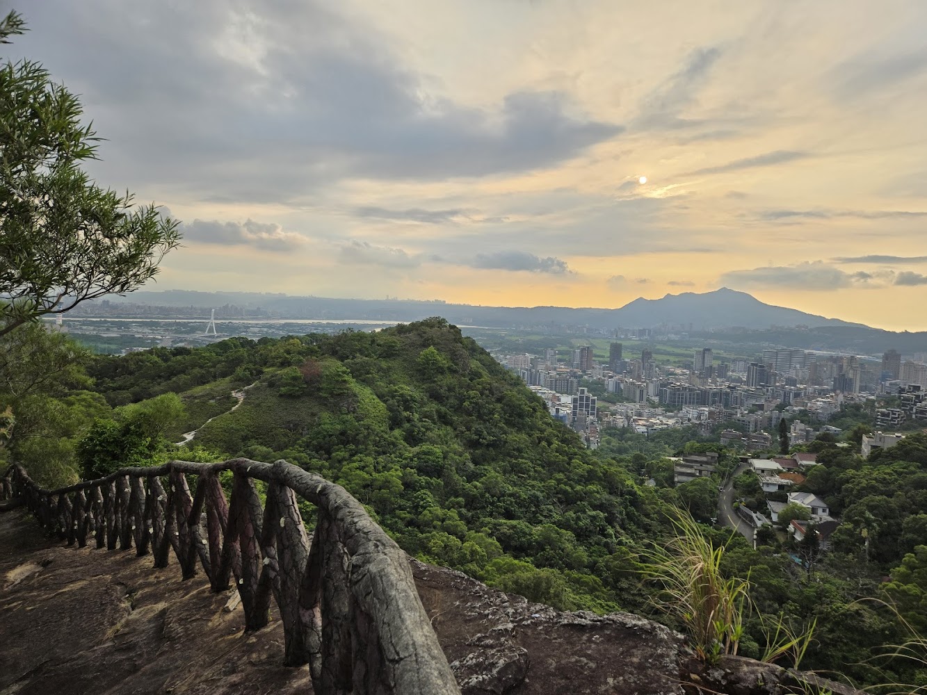 軍艦岩步道高處遠眺城市與山景