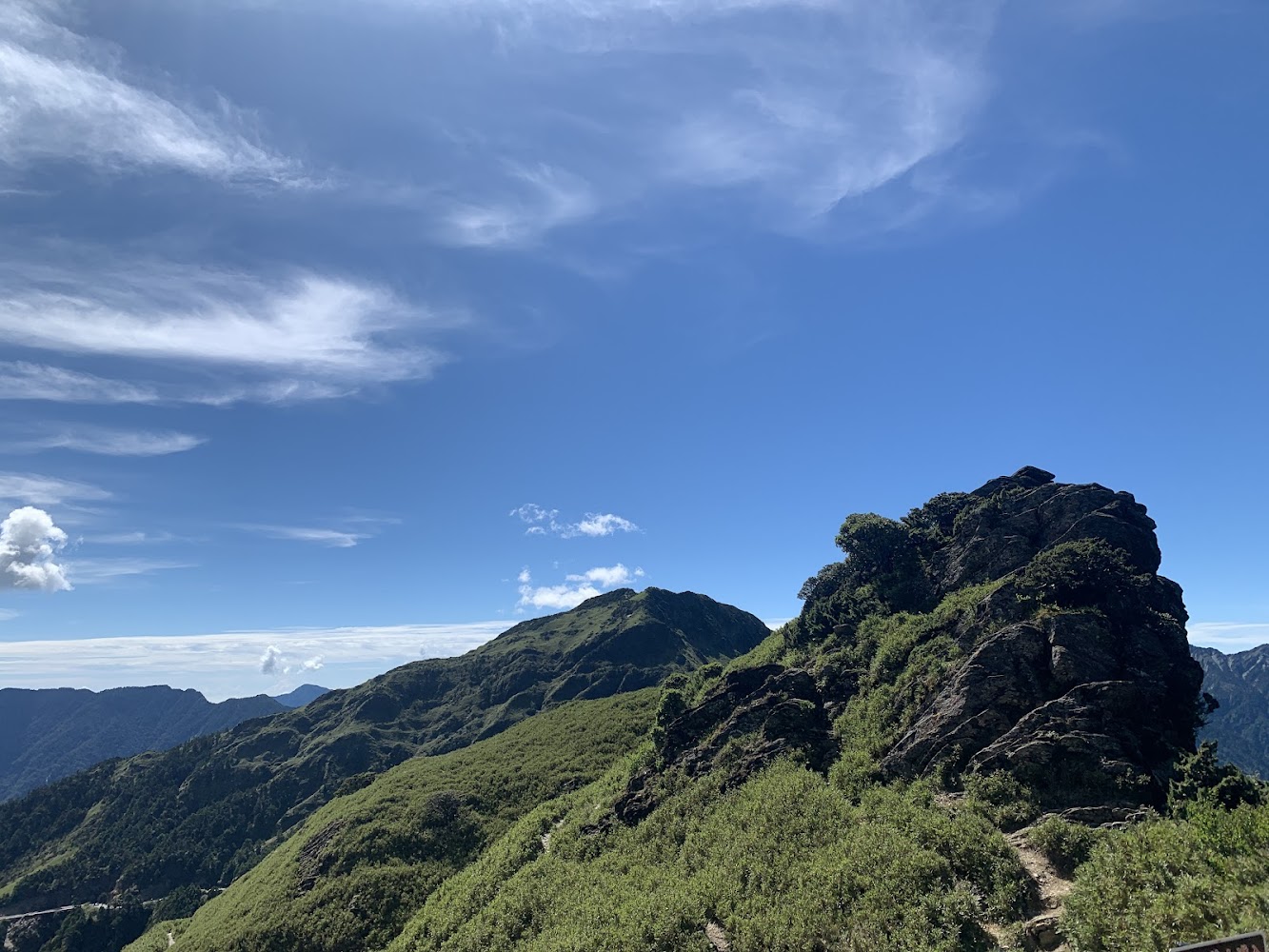 合歡山主峰步道岩石地形與藍天白雲