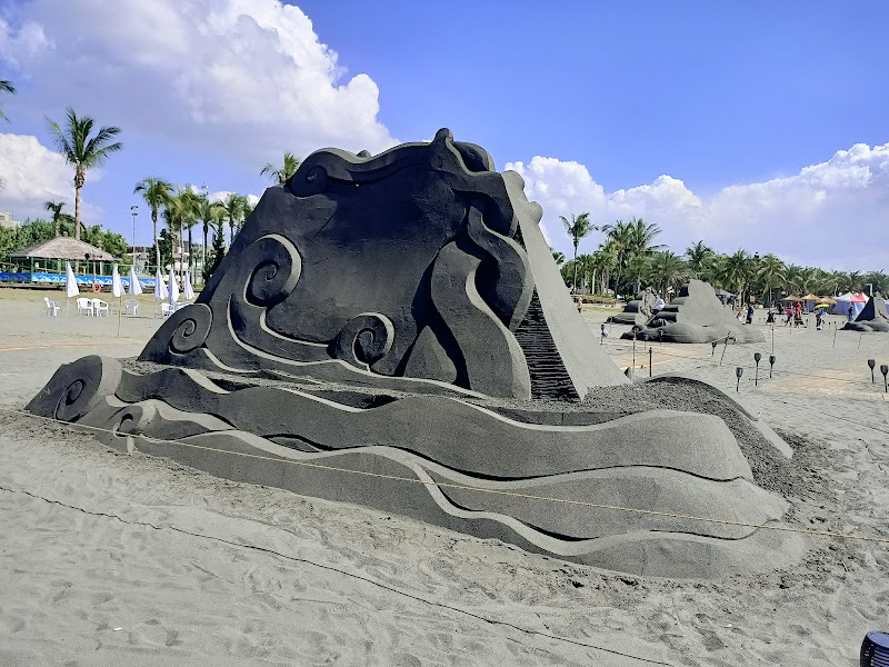 旗津海水浴場沙灘與藍色海洋景色