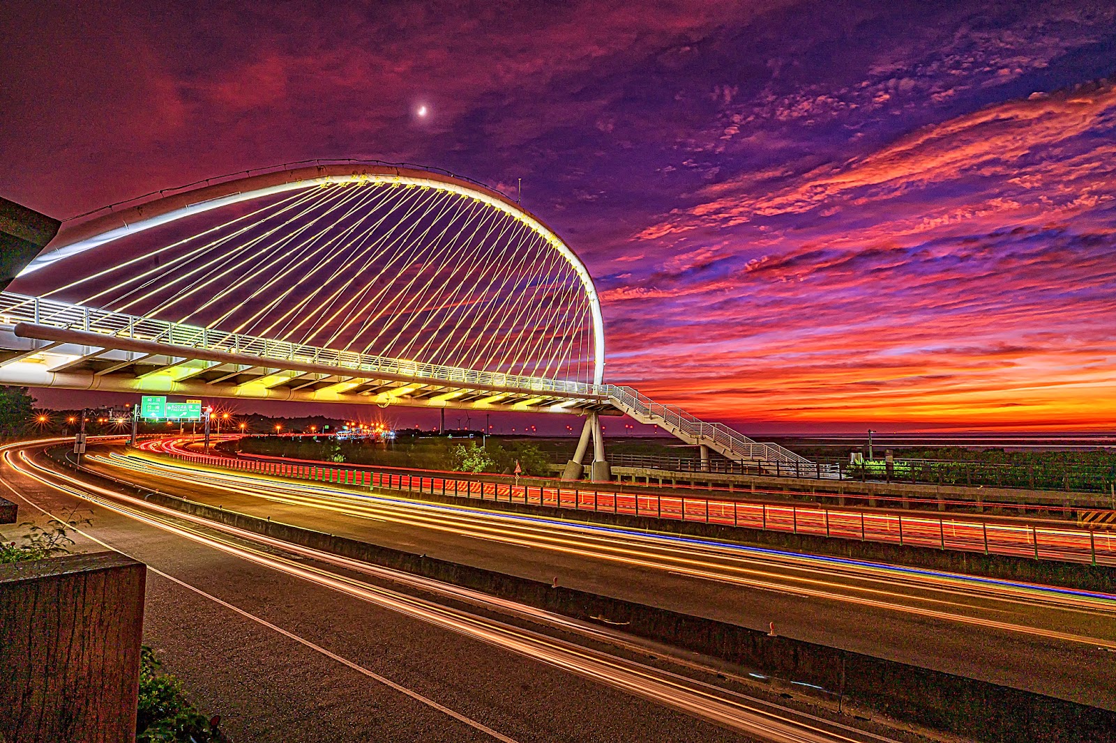 香山豎琴橋夕陽壯景，長曝光拍攝，橘紫天空加上台61線車流光軌