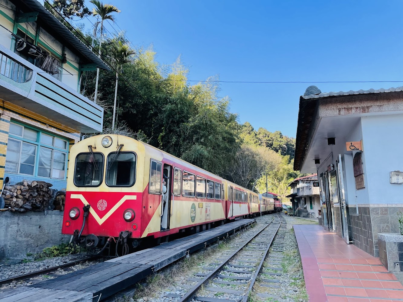 水社寮車站旁懷舊列車