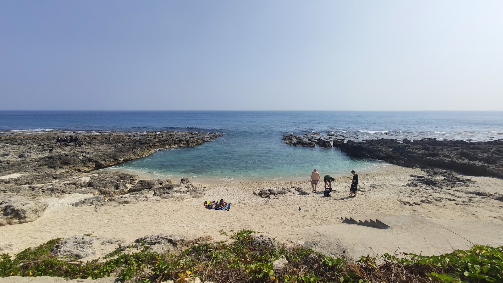 厚石海岸俯瞰，礁石夾出天然小沙灣，海水清澈藍綠