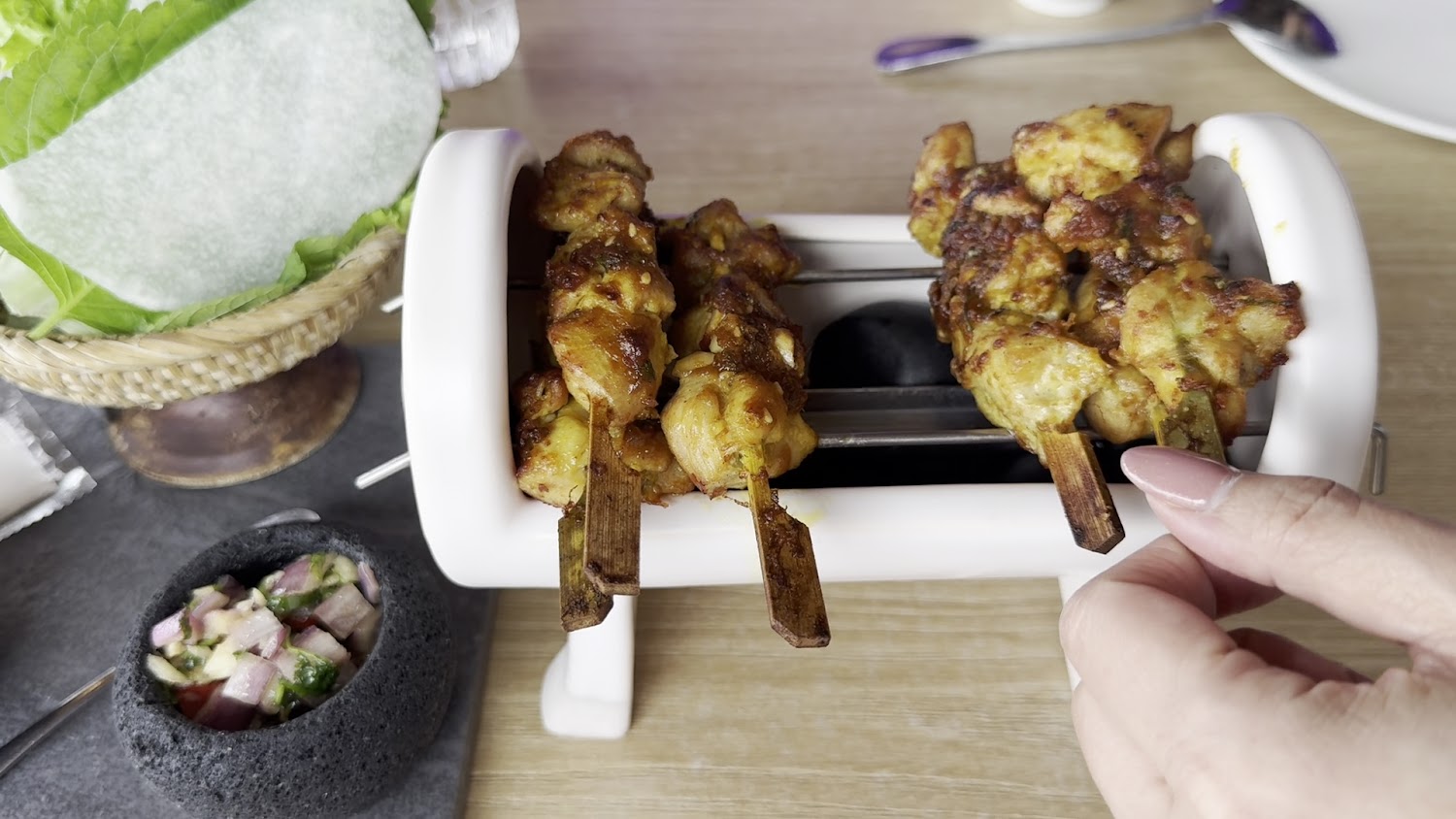 三串烤肉串與蔬菜醬料擺盤