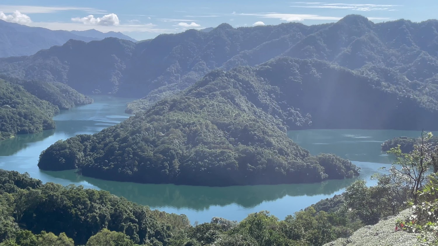 土虱頭觀景臺山巒環繞蜿蜒湖景