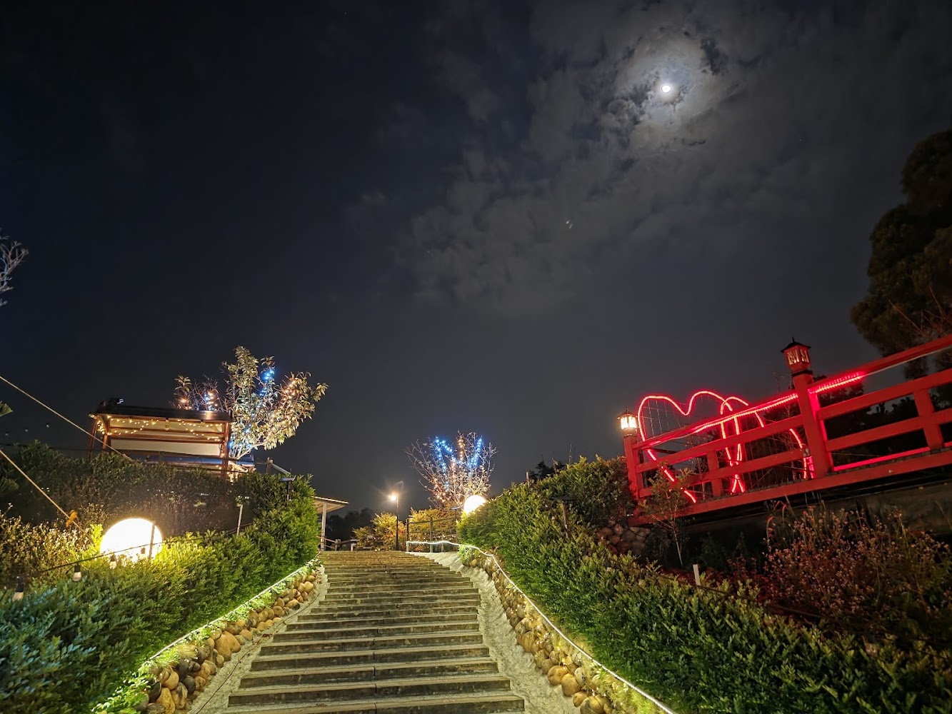 夜晚戶外階梯燈光與月色浪漫景觀