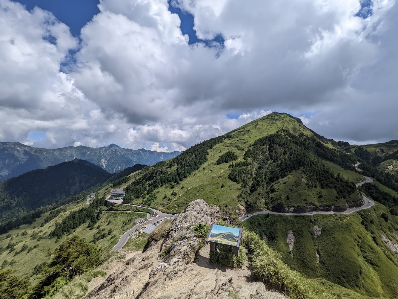 從合歡尖山望向周邊群峰與公路