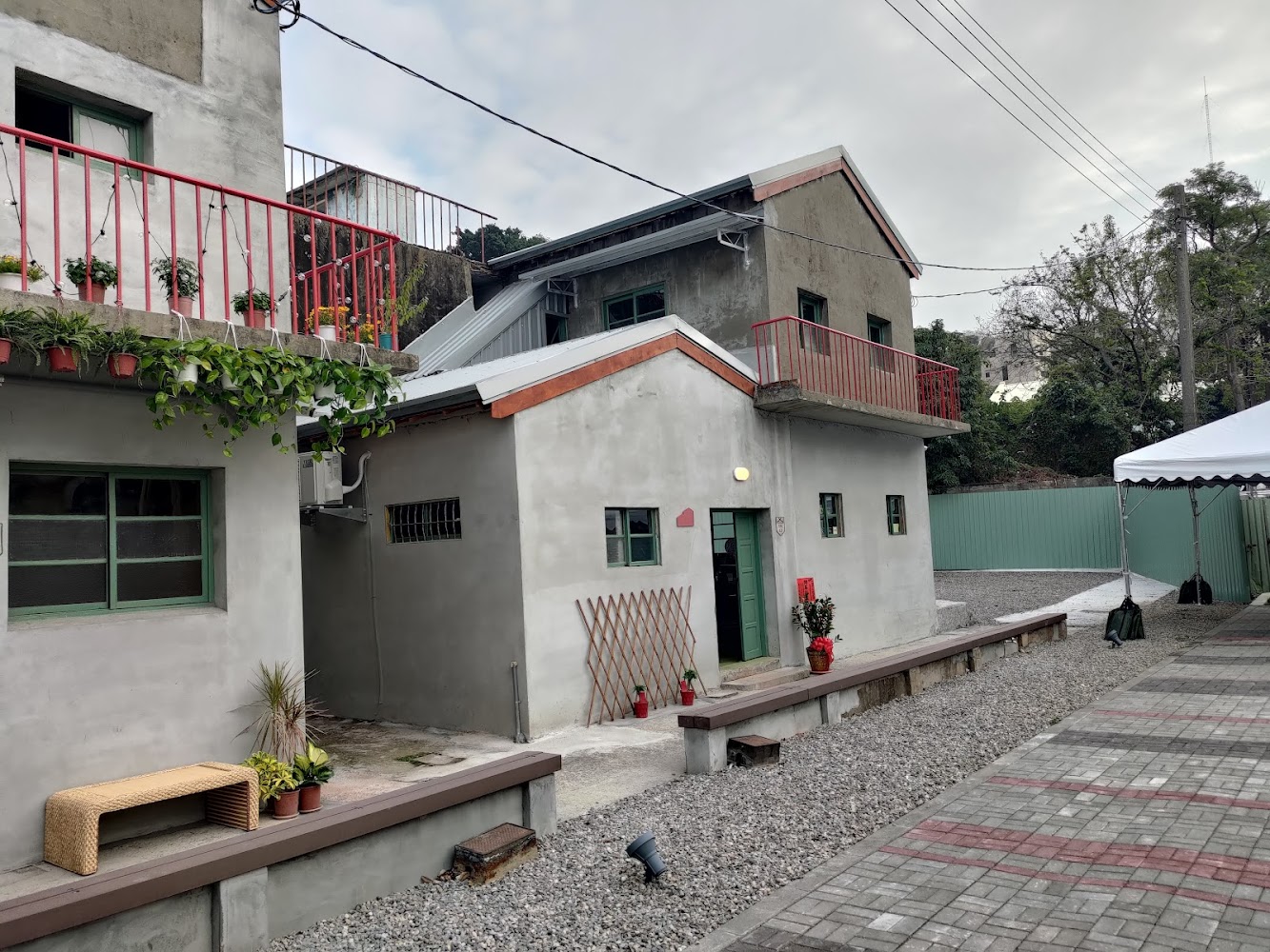 現代簡約風格修整後的兩層建築與碎石庭院