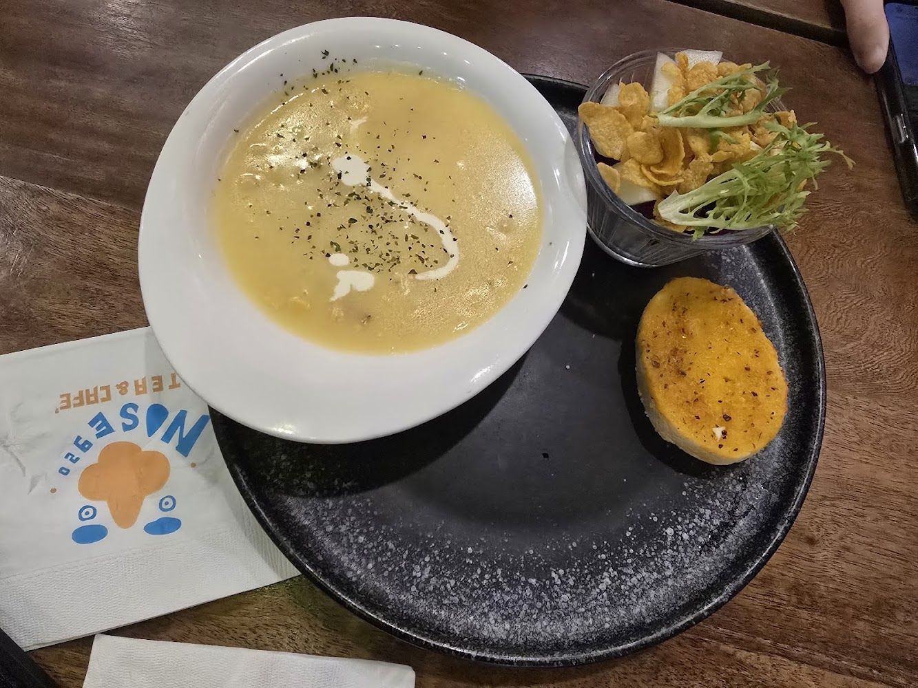 濃湯焗烤麵包與沙拉套餐配餐