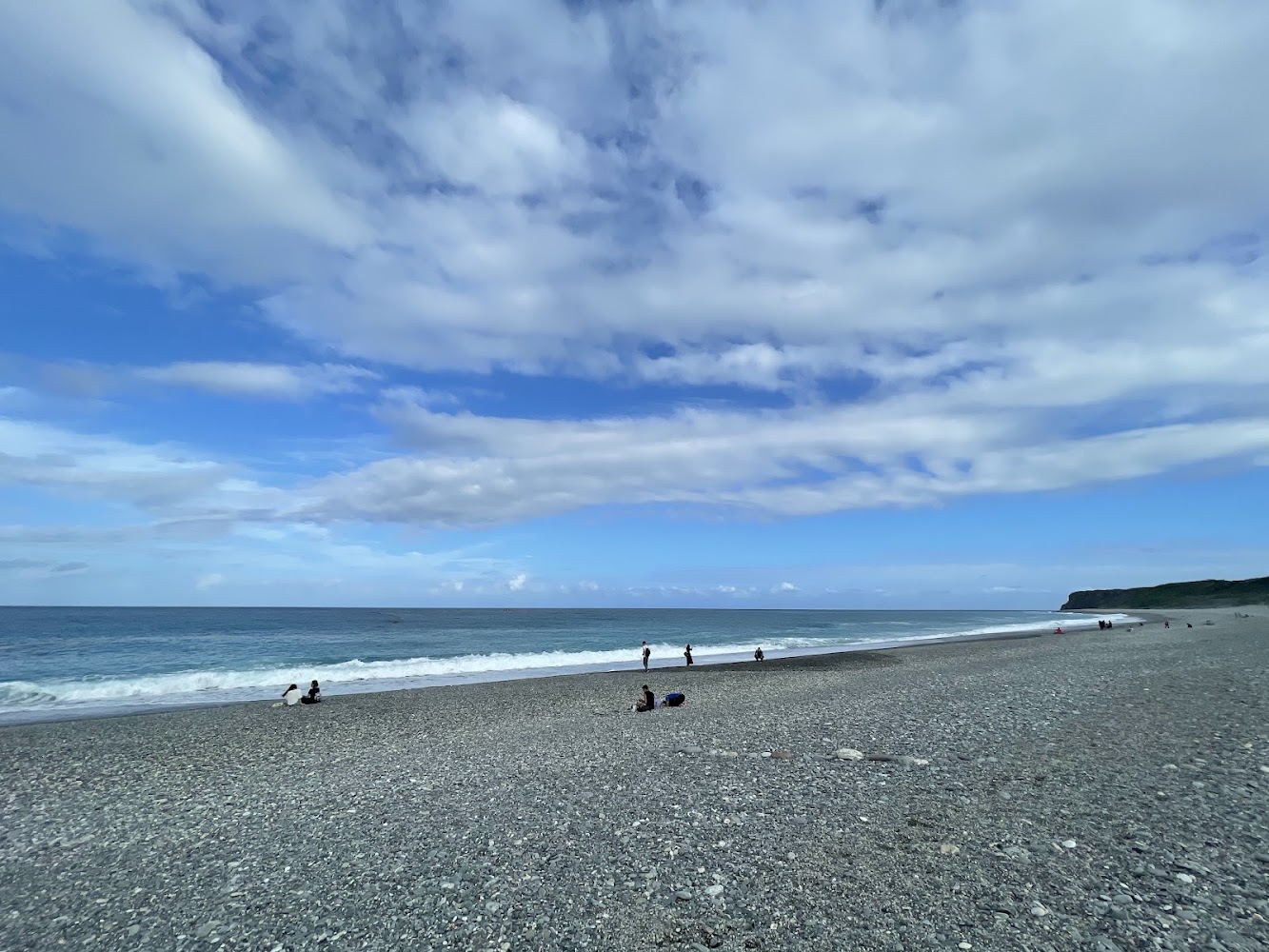 廣闊的七星潭海灘，岸邊有人駐足欣賞風景