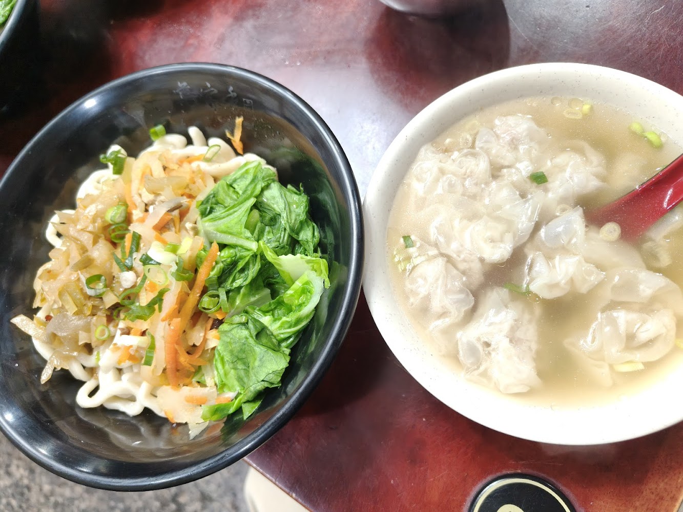 乾麵與餛飩湯組合