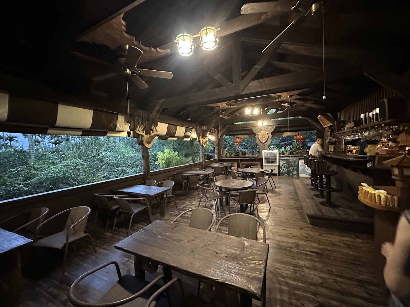 仙徠山莊景觀餐廳開放式木質餐廳內部