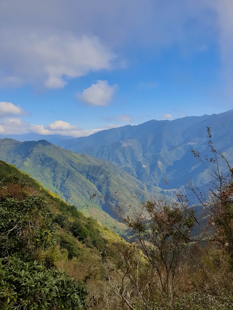 宇老觀景台直幅山林與藍天白雲
