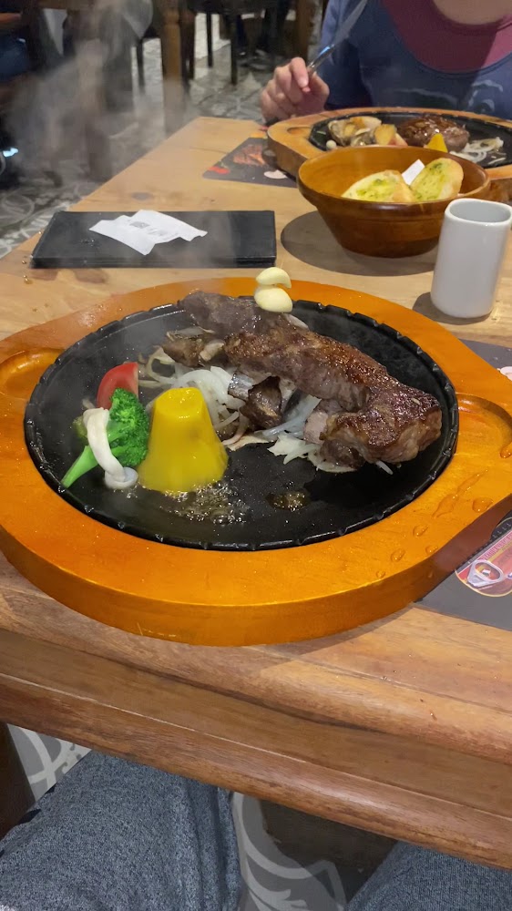 蒜頭洋蔥花椰菜搭配的鐵板牛排餐