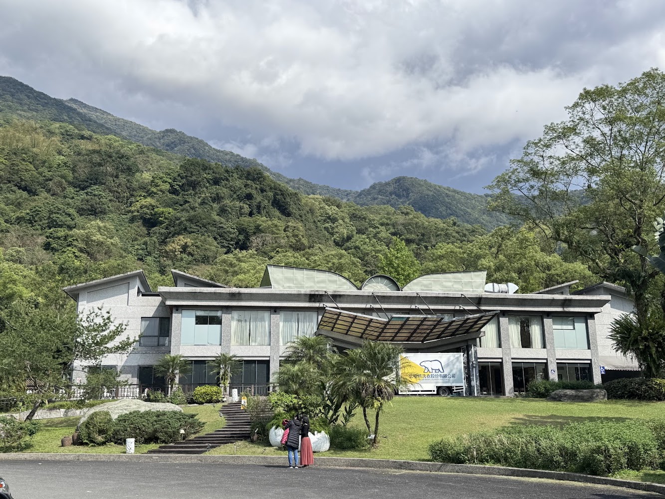 富源國家森林遊樂區建築前草地與山景