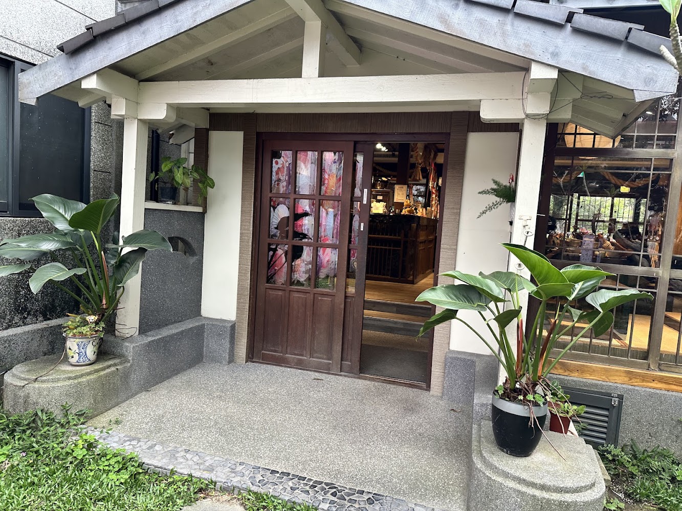 日式風格建築入口與綠色植栽