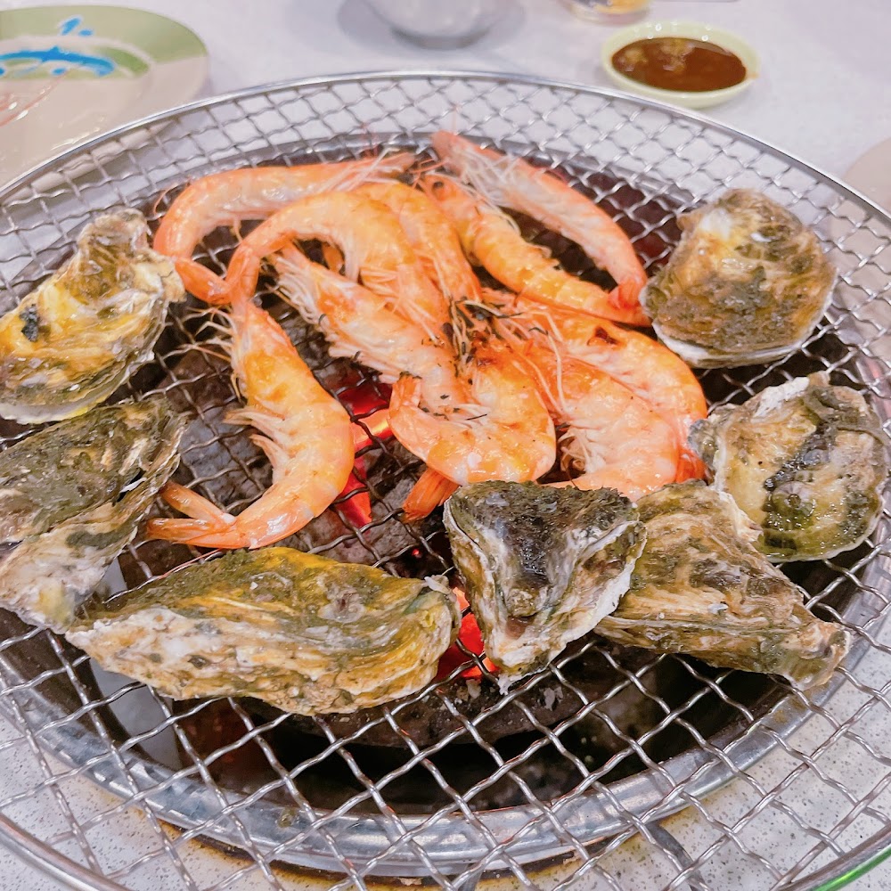 蝦子與牡蠣在烤網上燒烤
