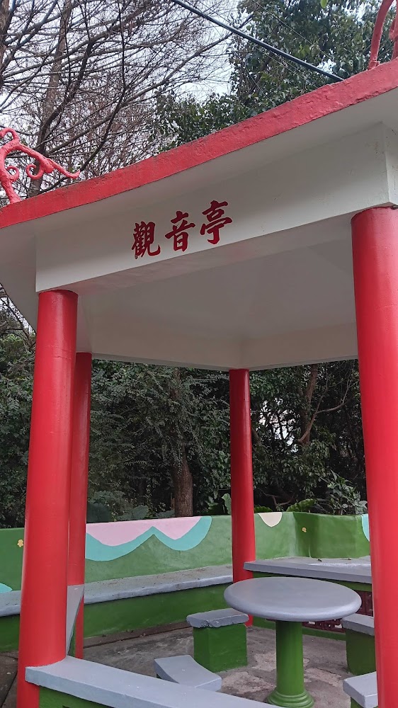 觀音亭紅白相間涼亭外觀