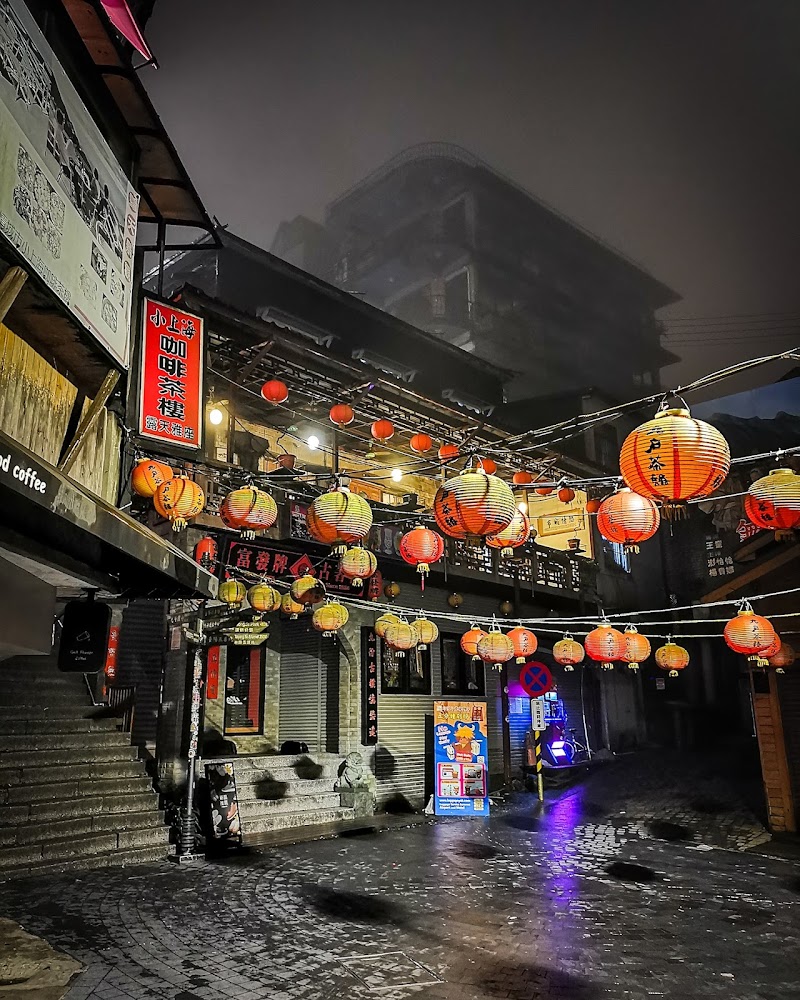 九份老街夜間紅燈籠街景與霧氣