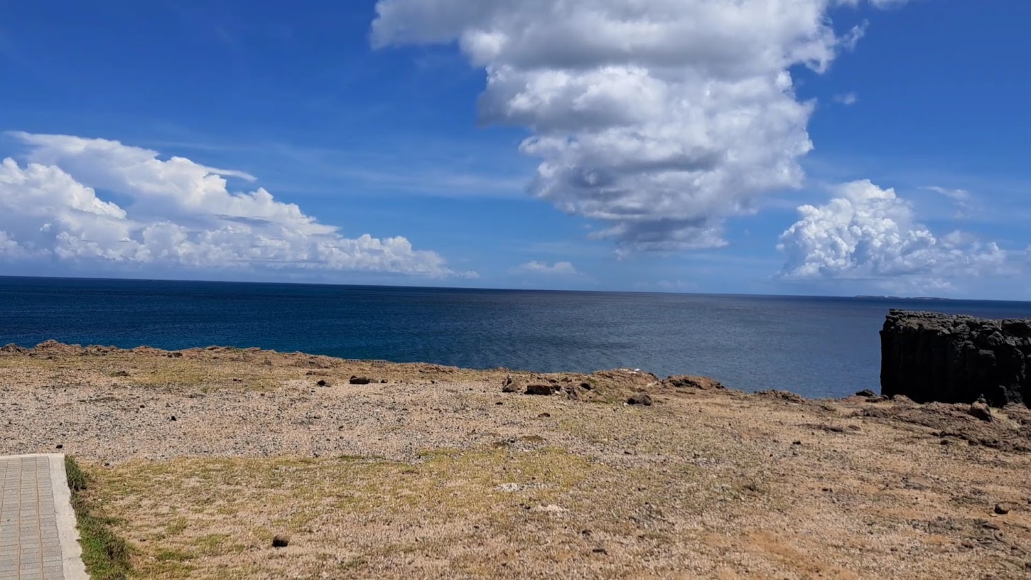 遼闊海岸岩地與藍天白雲