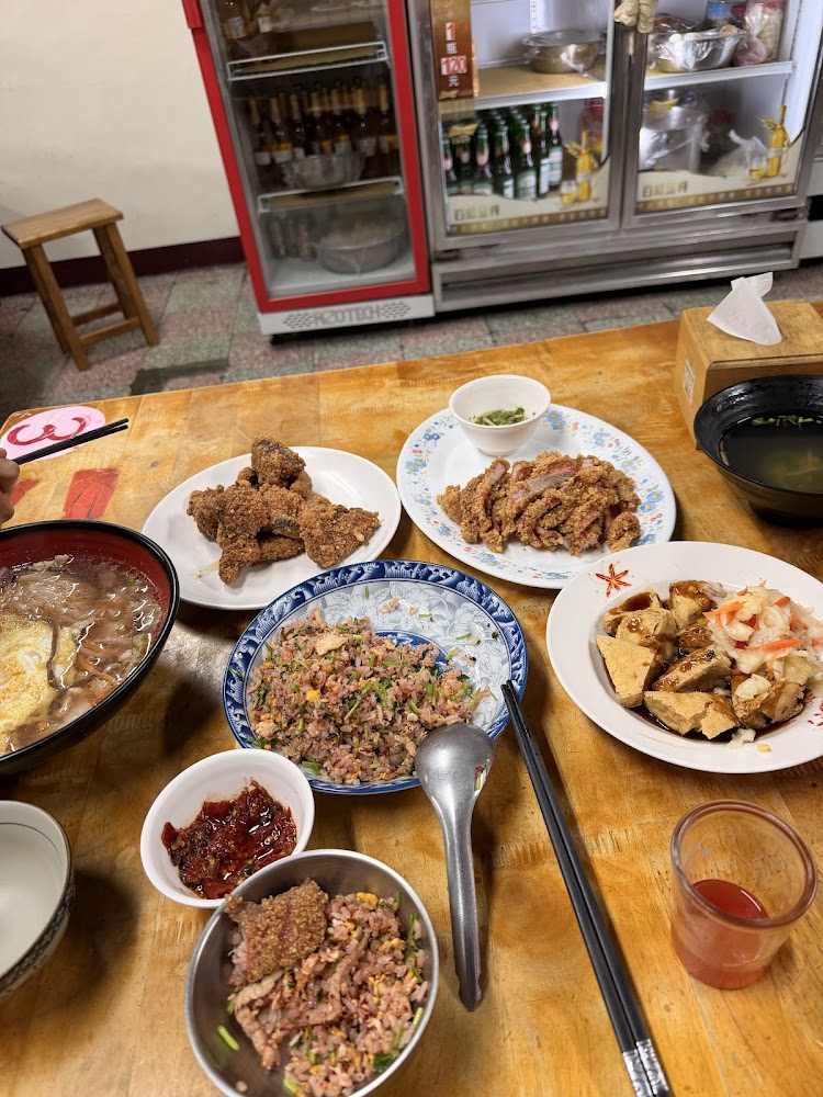 滿桌料理與飲品冰箱