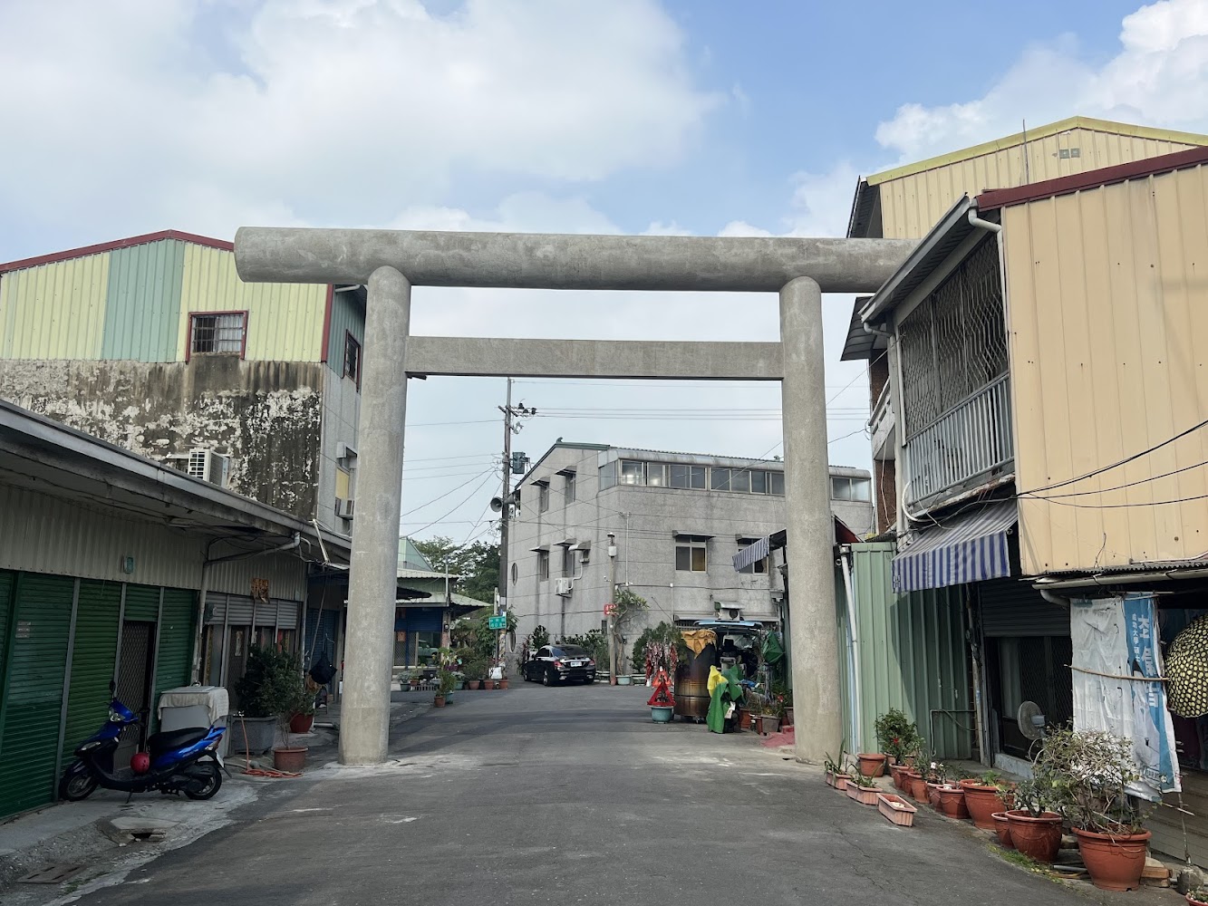 新化神社鳥居位於巷弄聚落旁