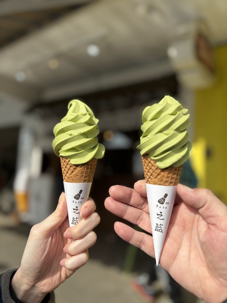 之藍じらん 抹茶販売店雙手拿著抹茶霜淇淋甜筒