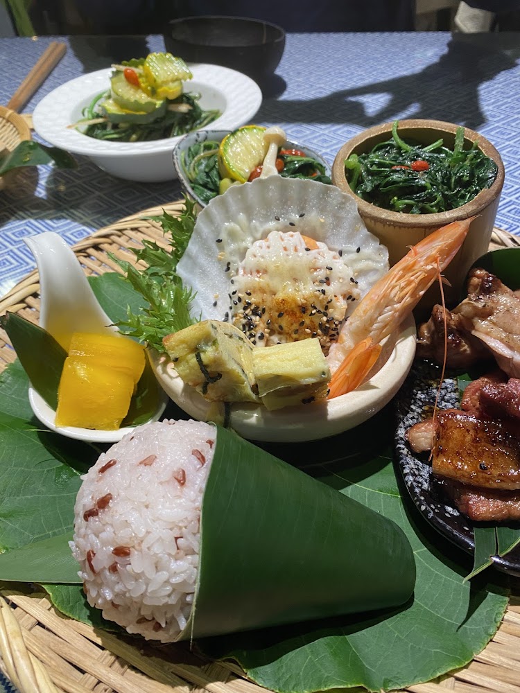 分切好的烤雞料理盛在大碗中，桌上還有其他食物與餐具