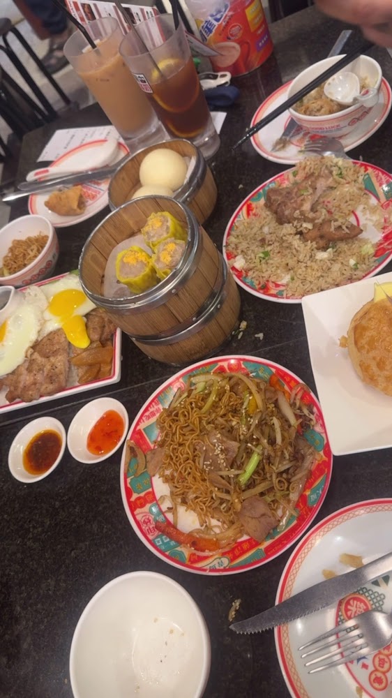 港式茶餐桌擺滿奶茶、燒賣、菠蘿包與炒飯等餐點