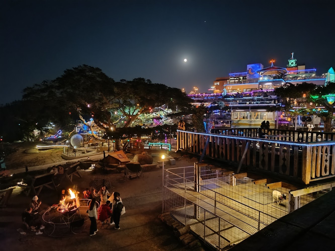 夜晚戶外休閒區與營火聊天場景