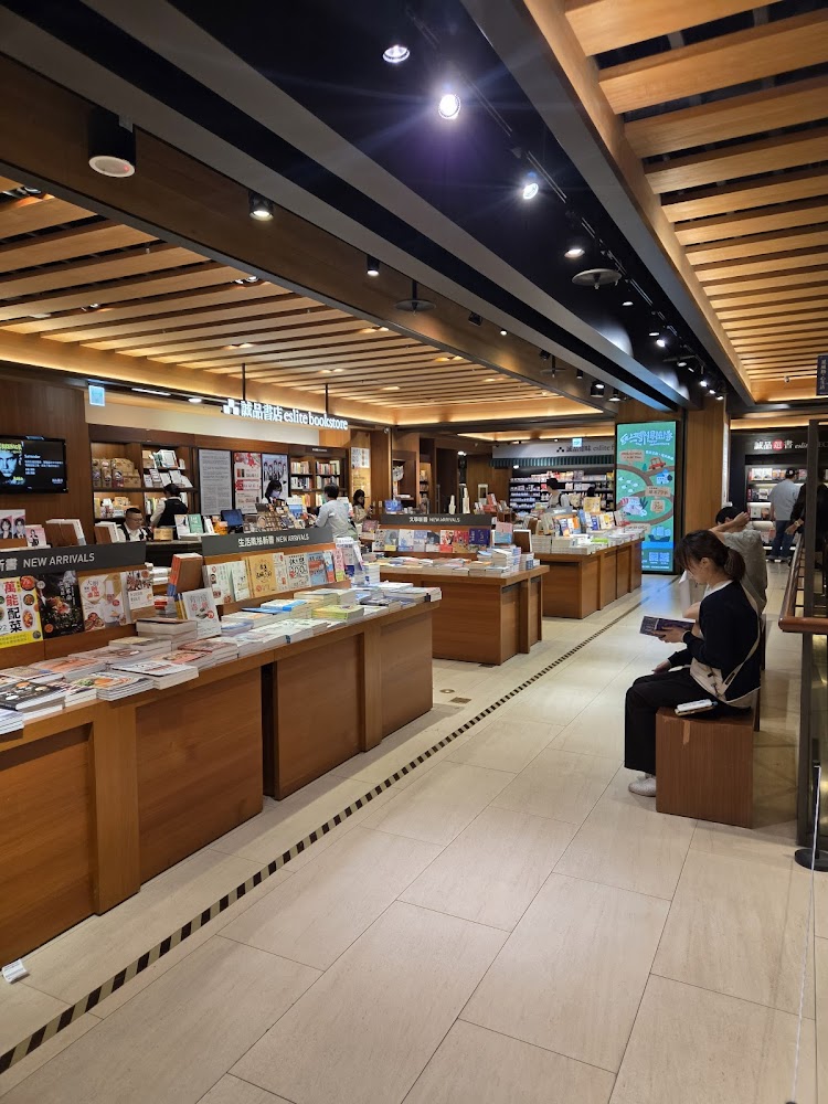 誠品生活新板店書店內部，明亮燈光與木質裝潢