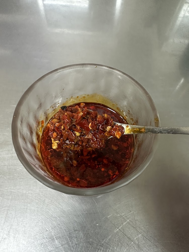 玻璃碗中的辣椒油與碎辣椒