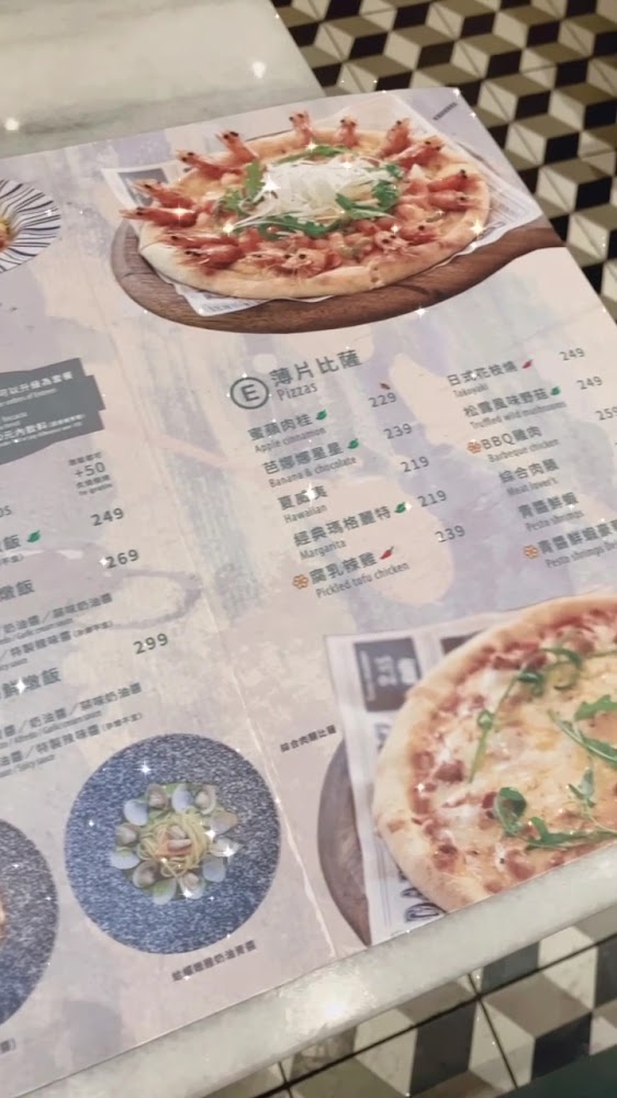 餐廳菜單上有多種薄片披薩與義大利麵照片