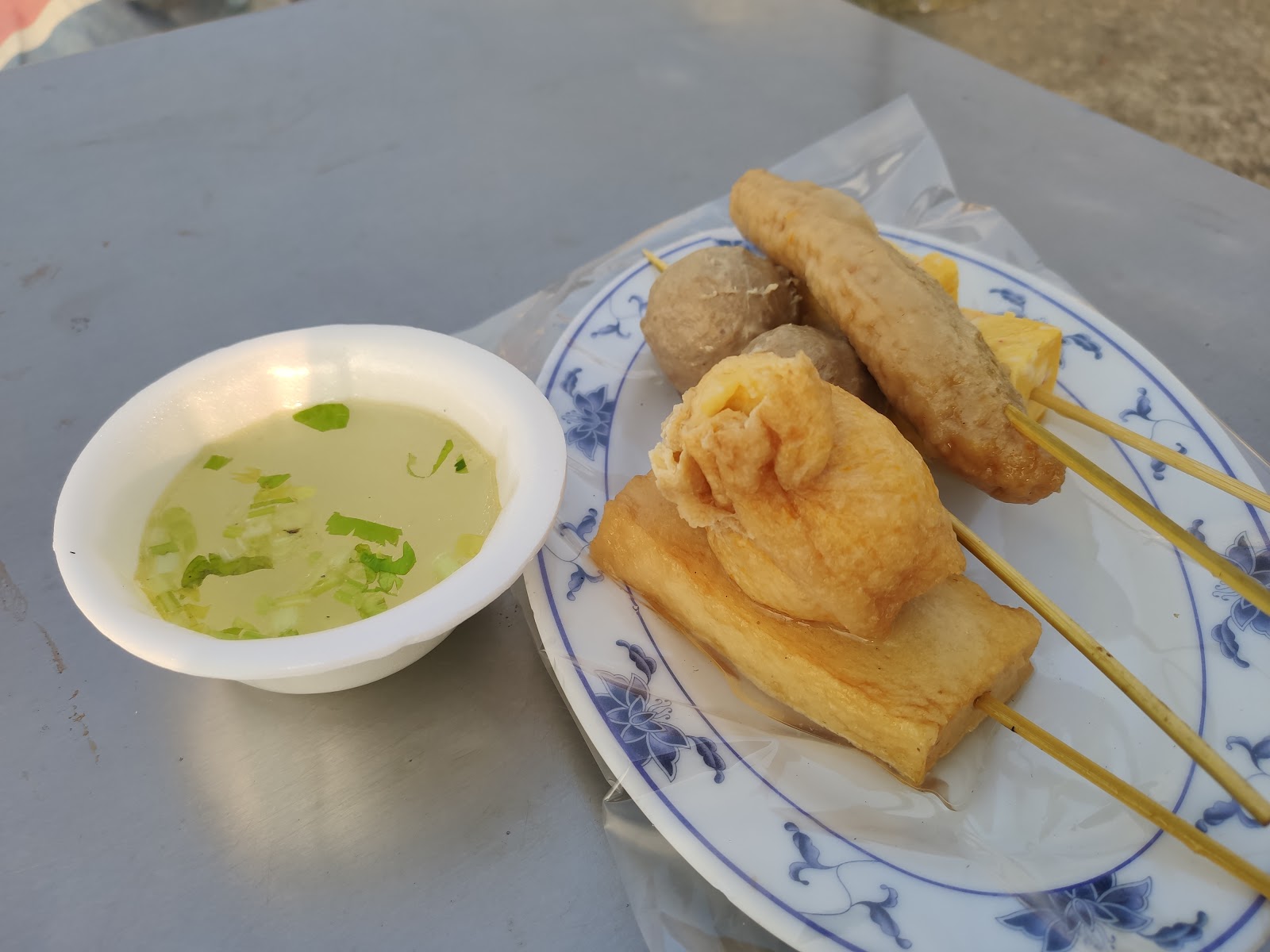 蚵仔寮大酒家青花瓷盤炸黑輪竹籤串，搭配清湯