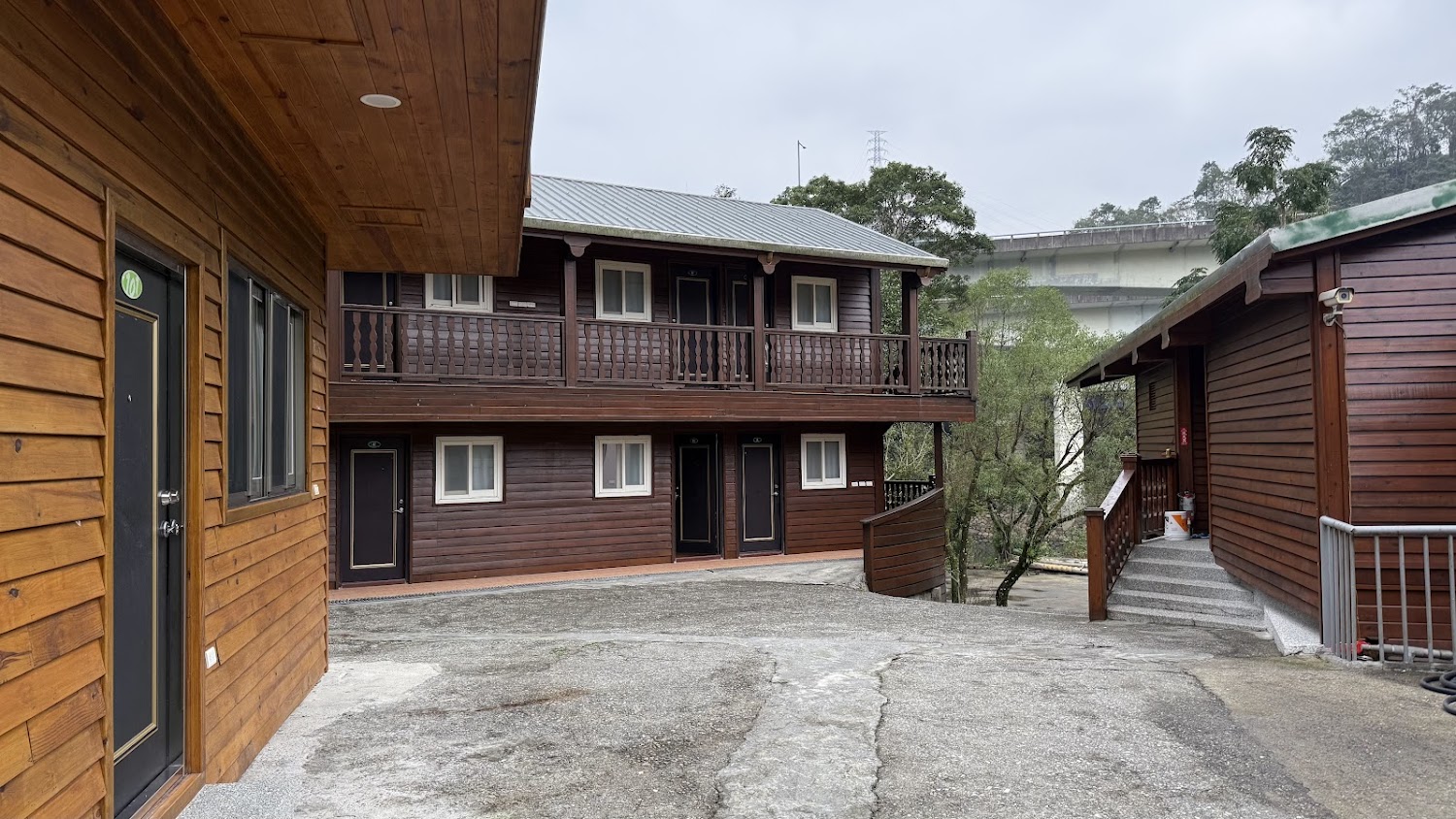 基地木造小屋與戶外空間
