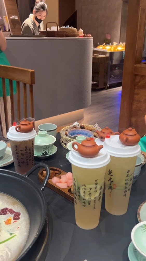 李鐵柱麻辣茶鍋竹北店桌上茶飲與茶具
