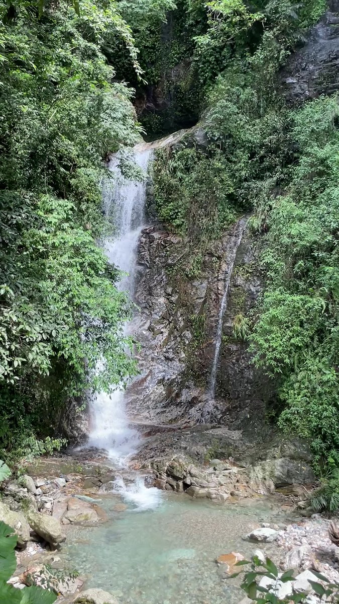 撒固兒瀑布兩段傾瀉青綠水潭