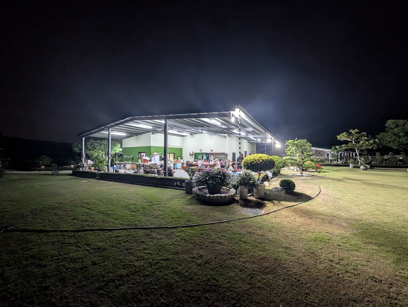 葉媽的莊園夜間棚區聚餐景象