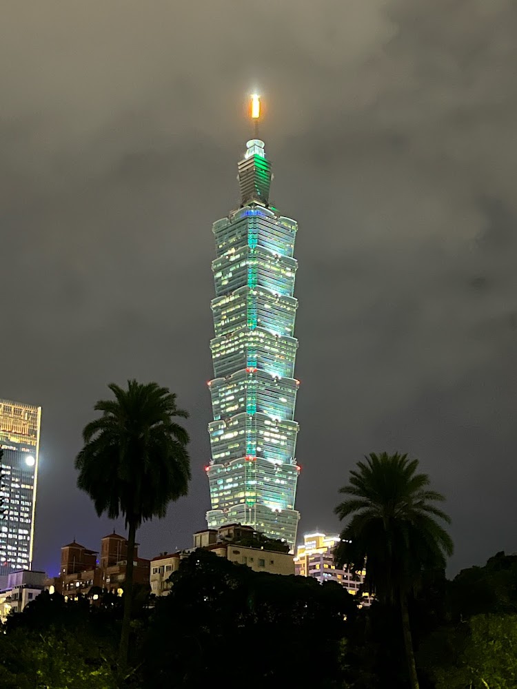 夜晚台北101大樓外觀