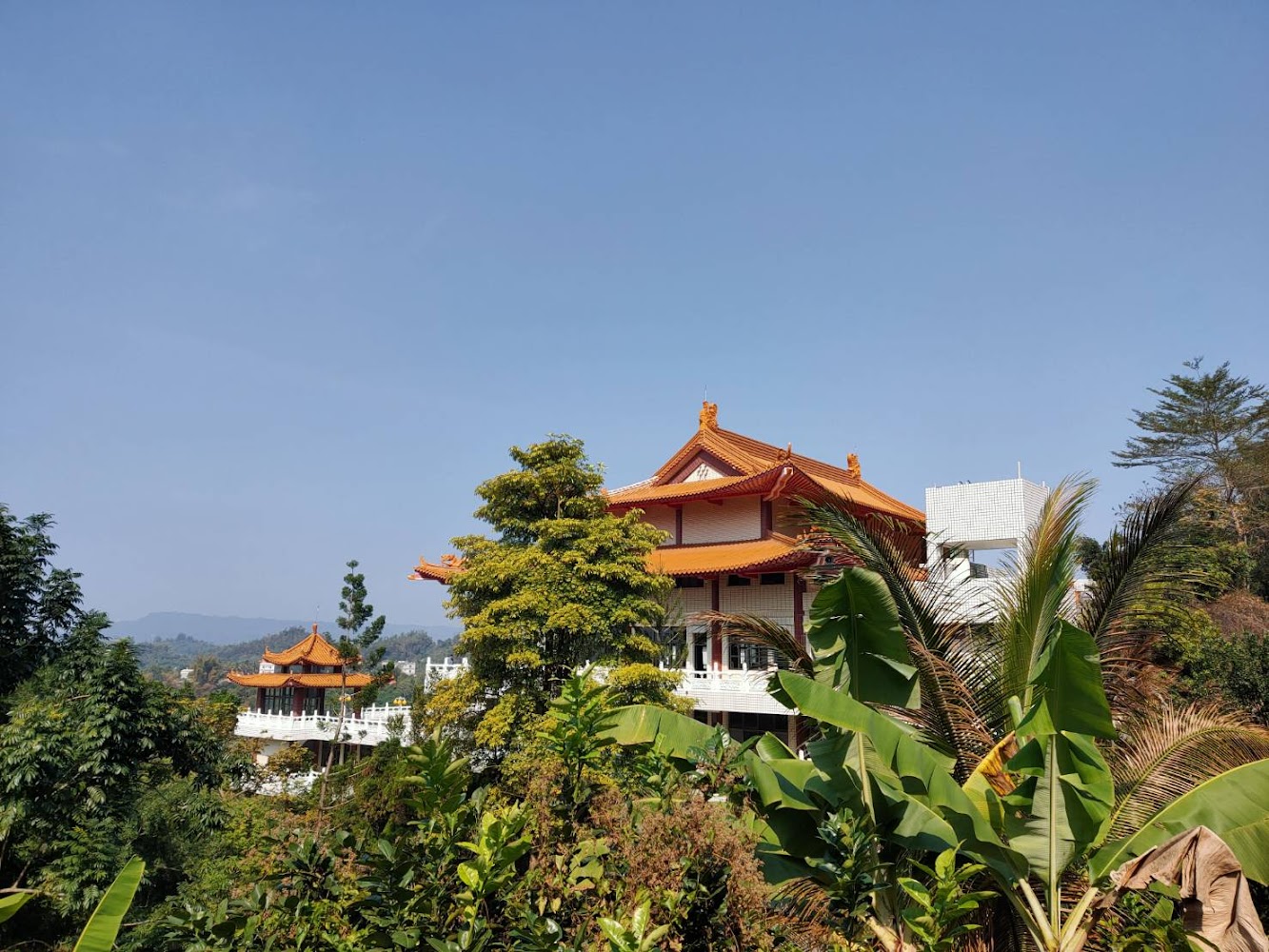 雞冠山山林中的寺廟景色