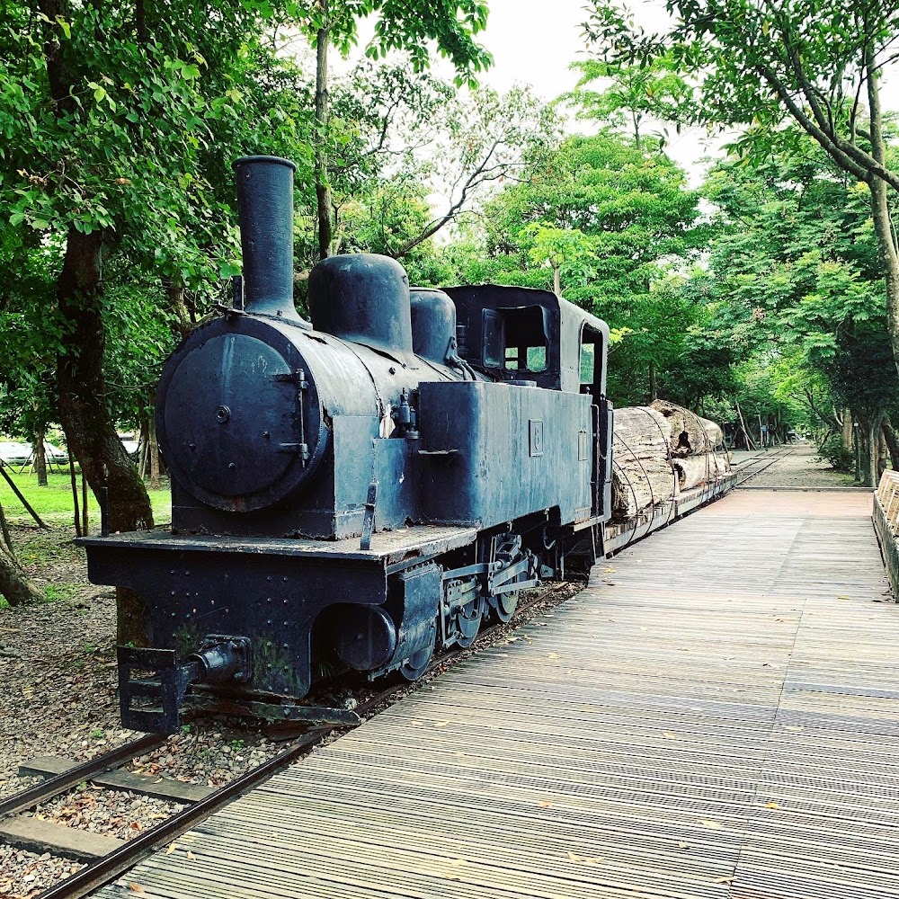 復古黑色蒸汽火車停靠於木棧道旁