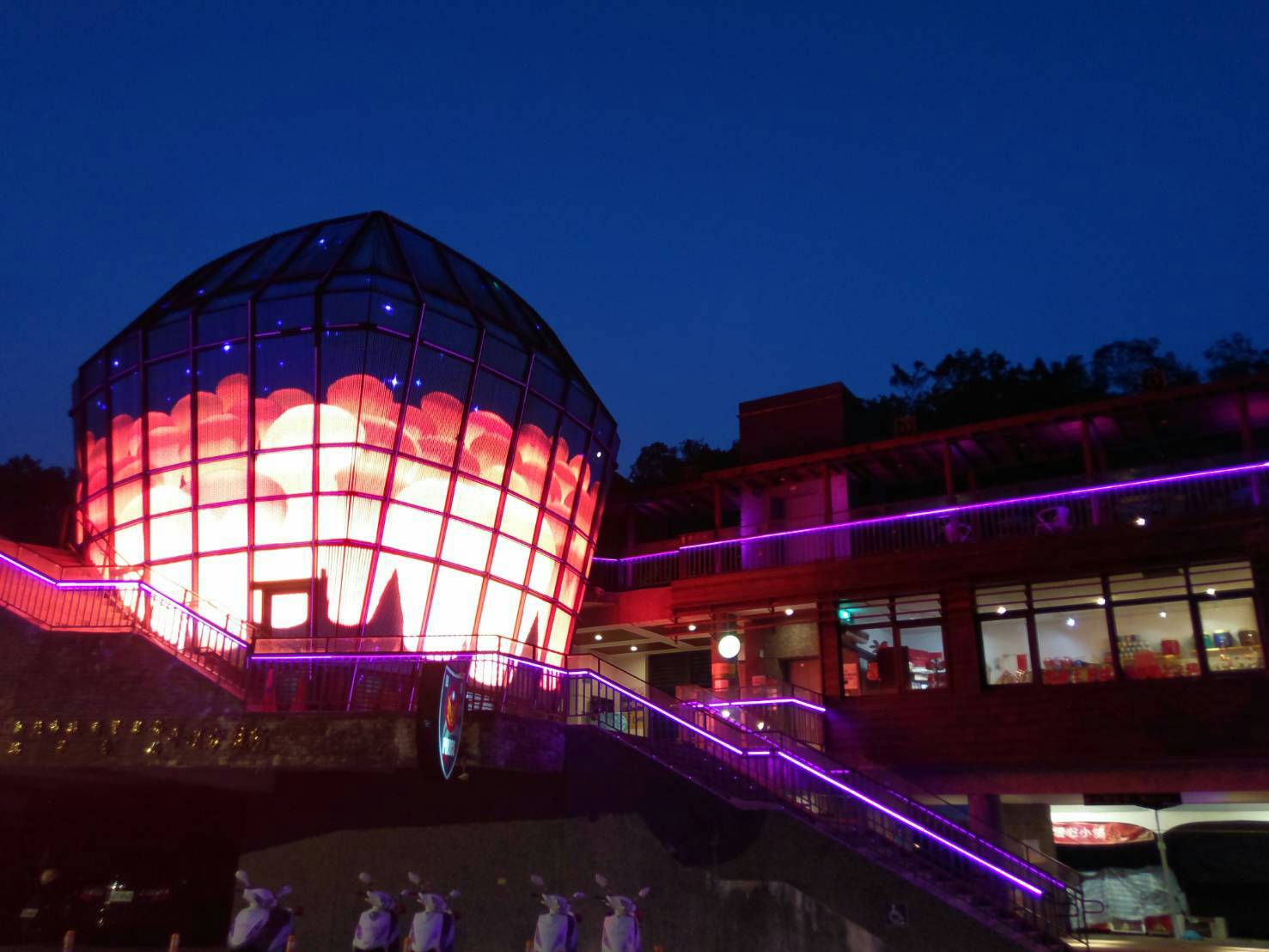 菁桐天燈館夜間外觀，燈光溫暖老街建築氣氛迷人