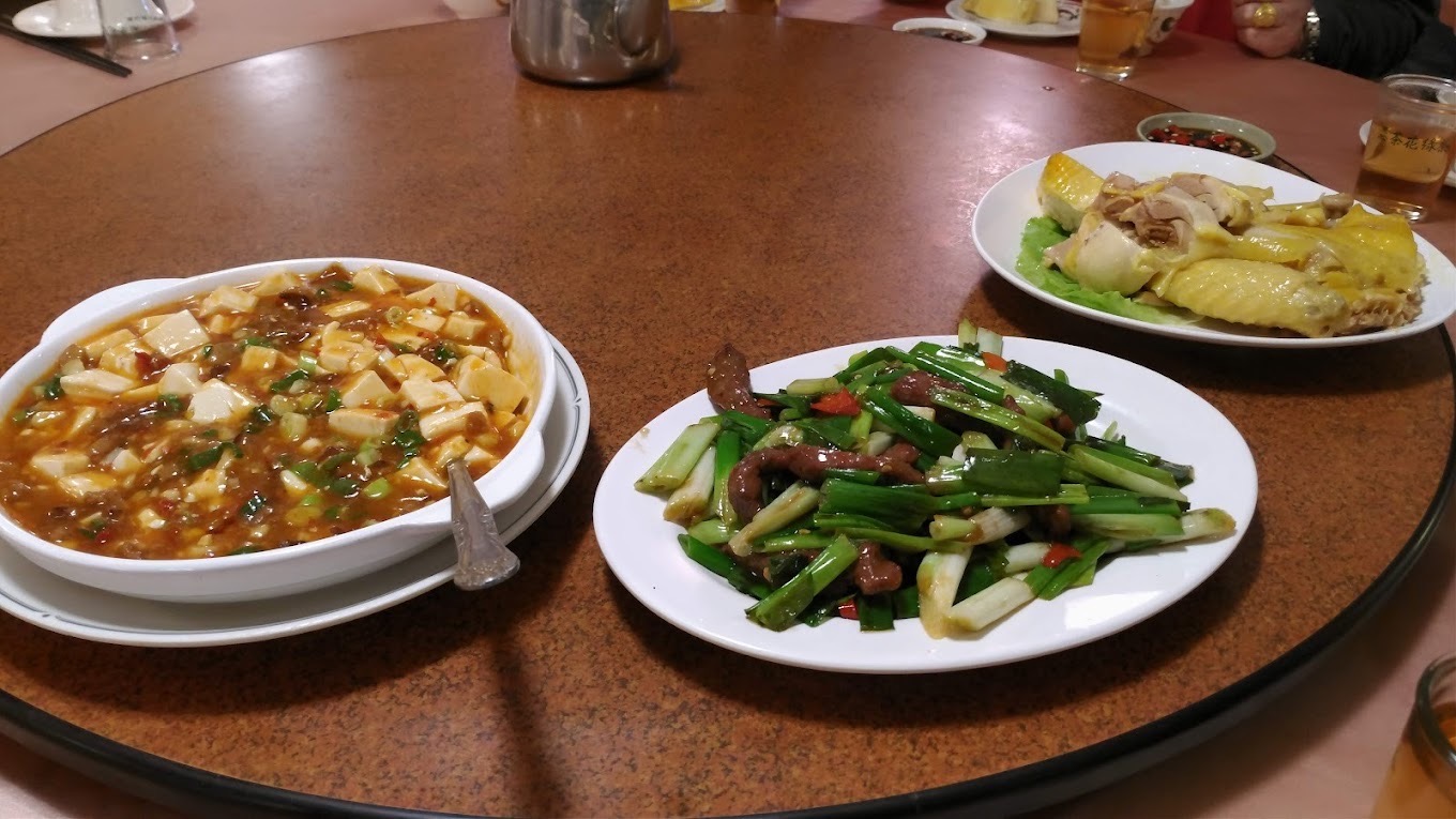 林口古早厝花園餐廳圓桌上的麻婆豆腐炒牛肉與白斬雞