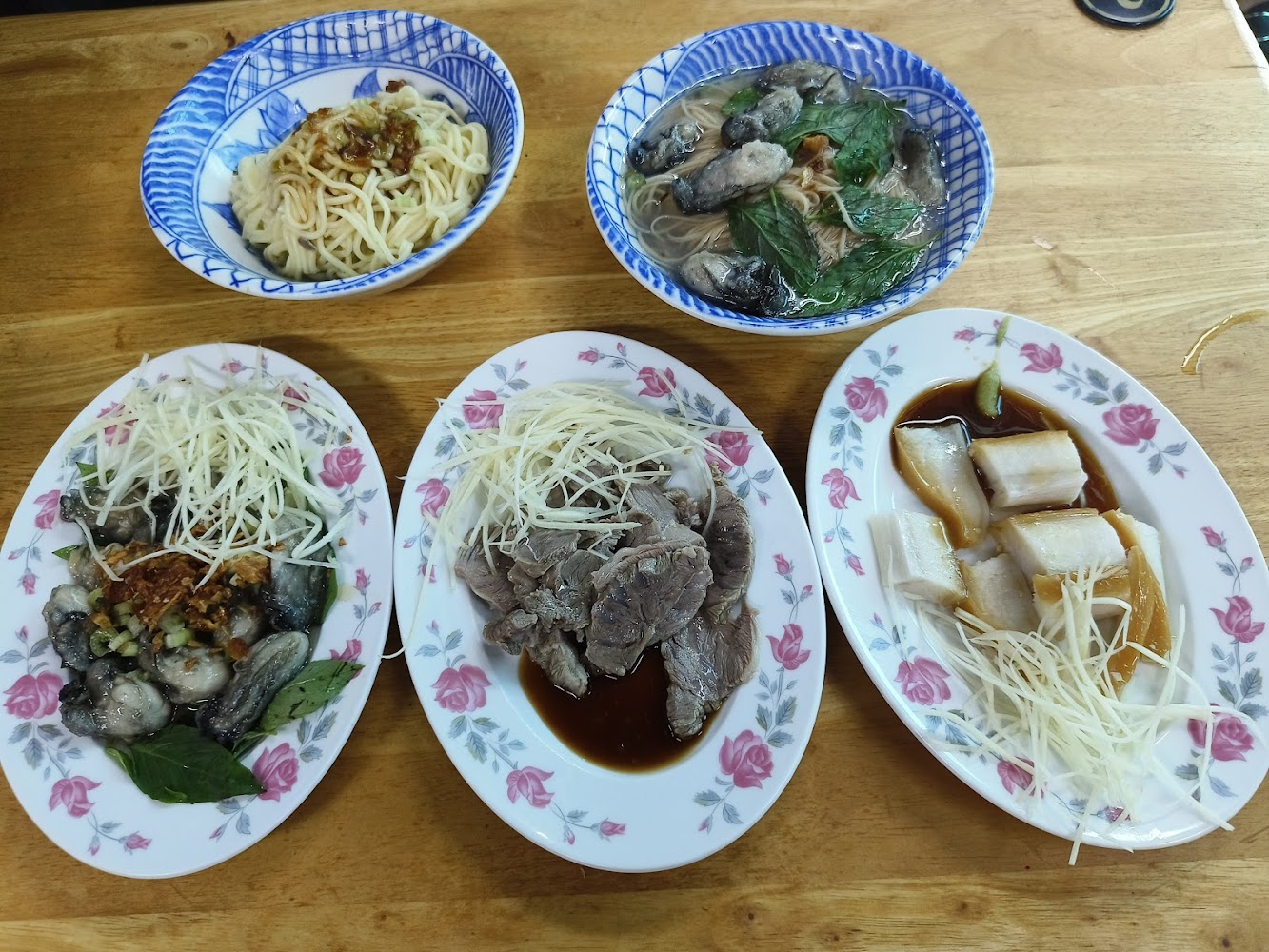 多道台灣小吃包含蚵仔麵線乾麵燙蚵仔燙牛肉與芋頭糕