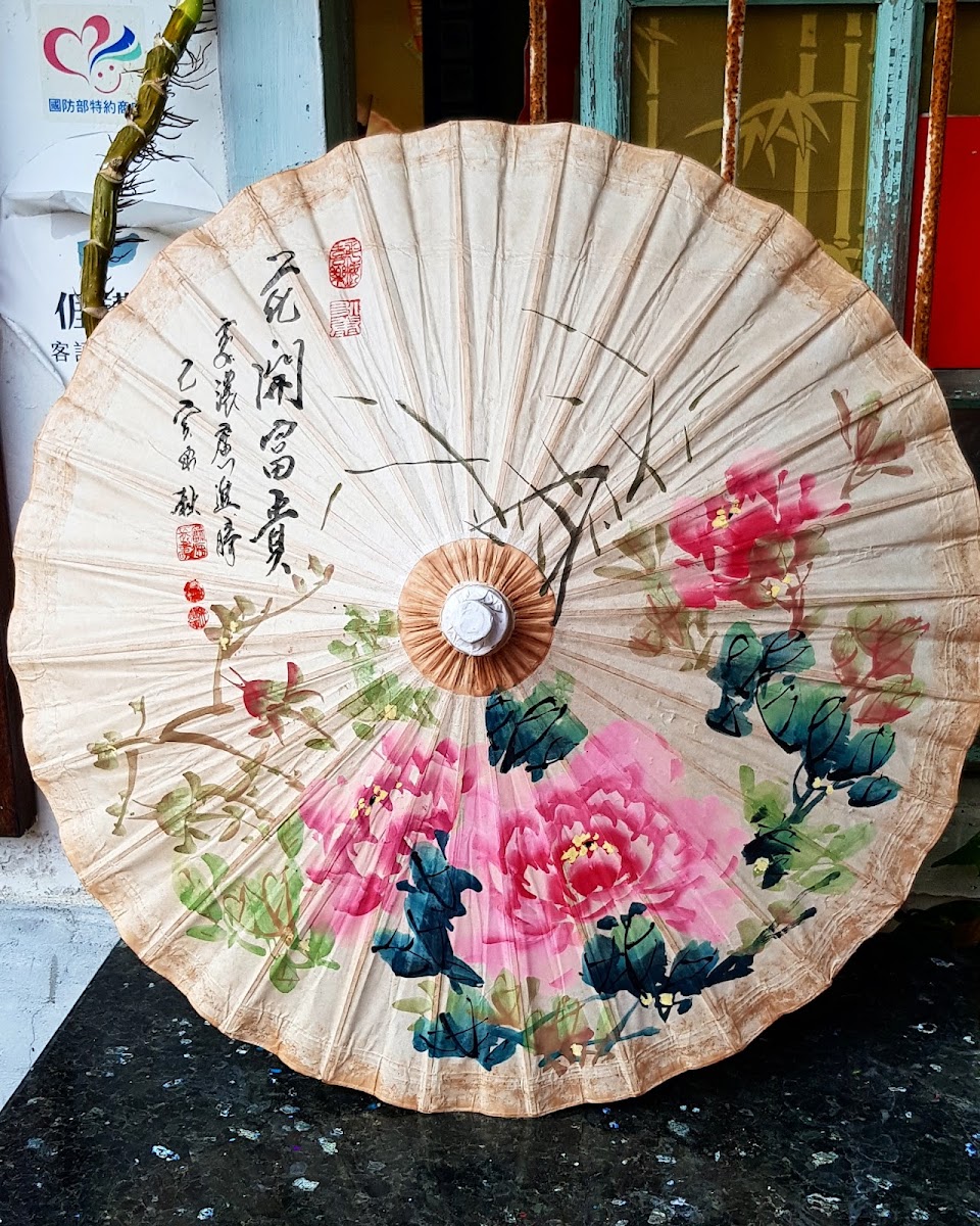 廣進勝油紙傘工坊展示的彩繪紙傘