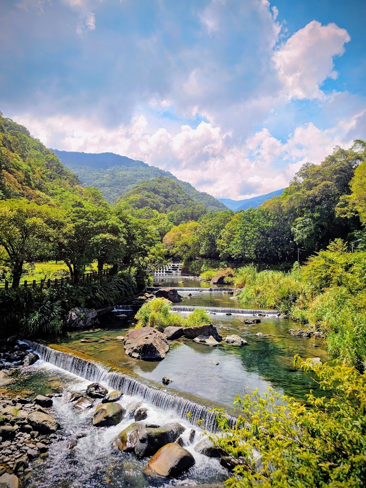 山谷溪流與層層小瀑布景觀