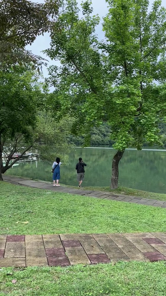 湖邊公園散步拍照的遊客