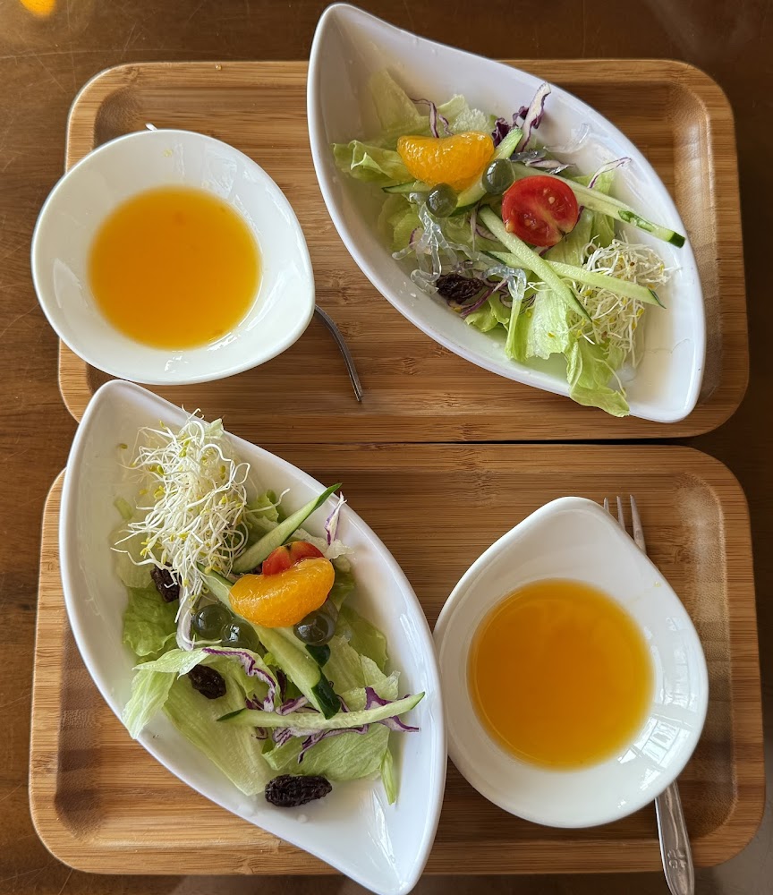 峇六景觀餐廳套餐前附的生菜沙拉與橙色醬料