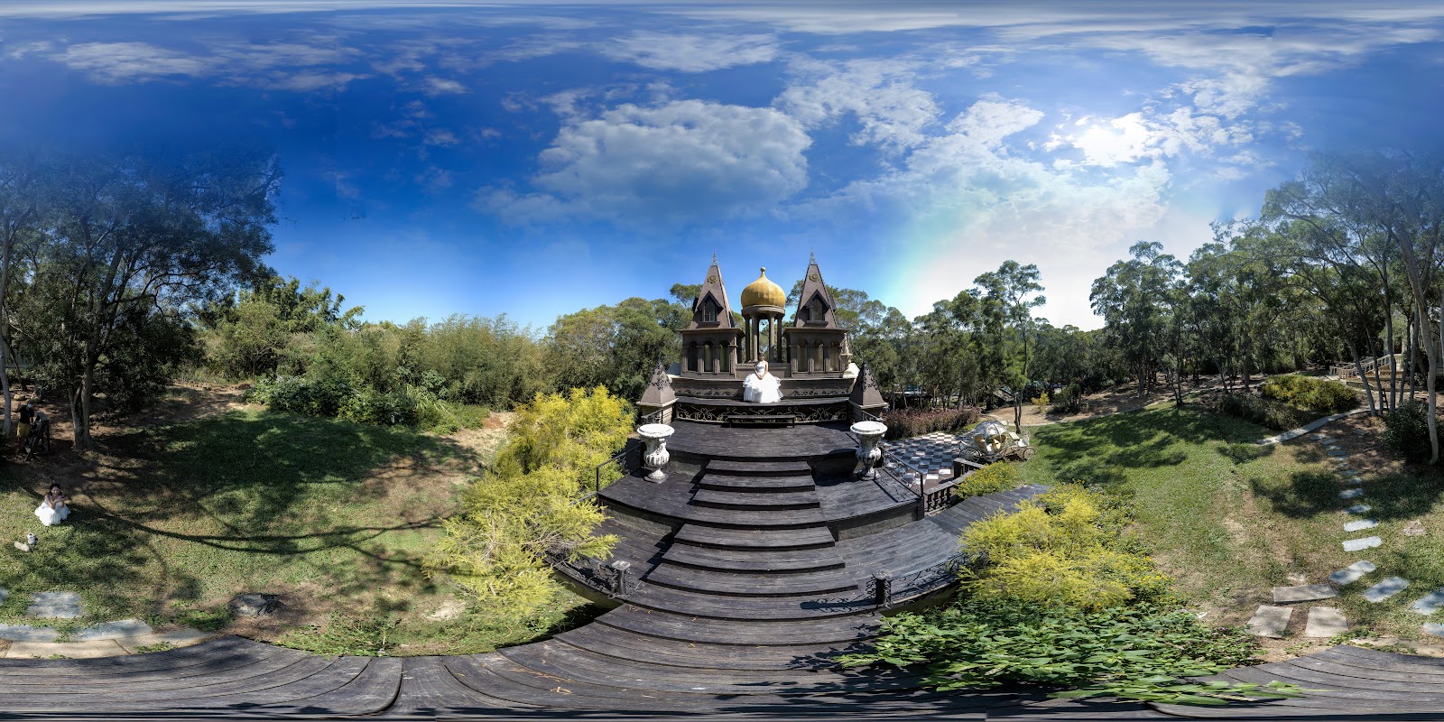 格林奇幻森林巴洛克金頂城堡廣場360度全景，木質圓形舞台與草坡