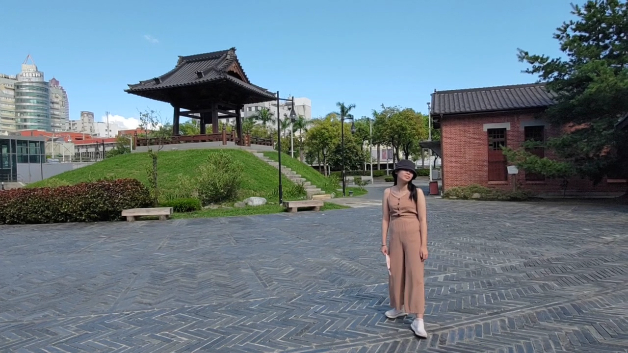 西本願寺廣場全景，草丘鐘樓與右側紅磚文獻館，青石板廣場
