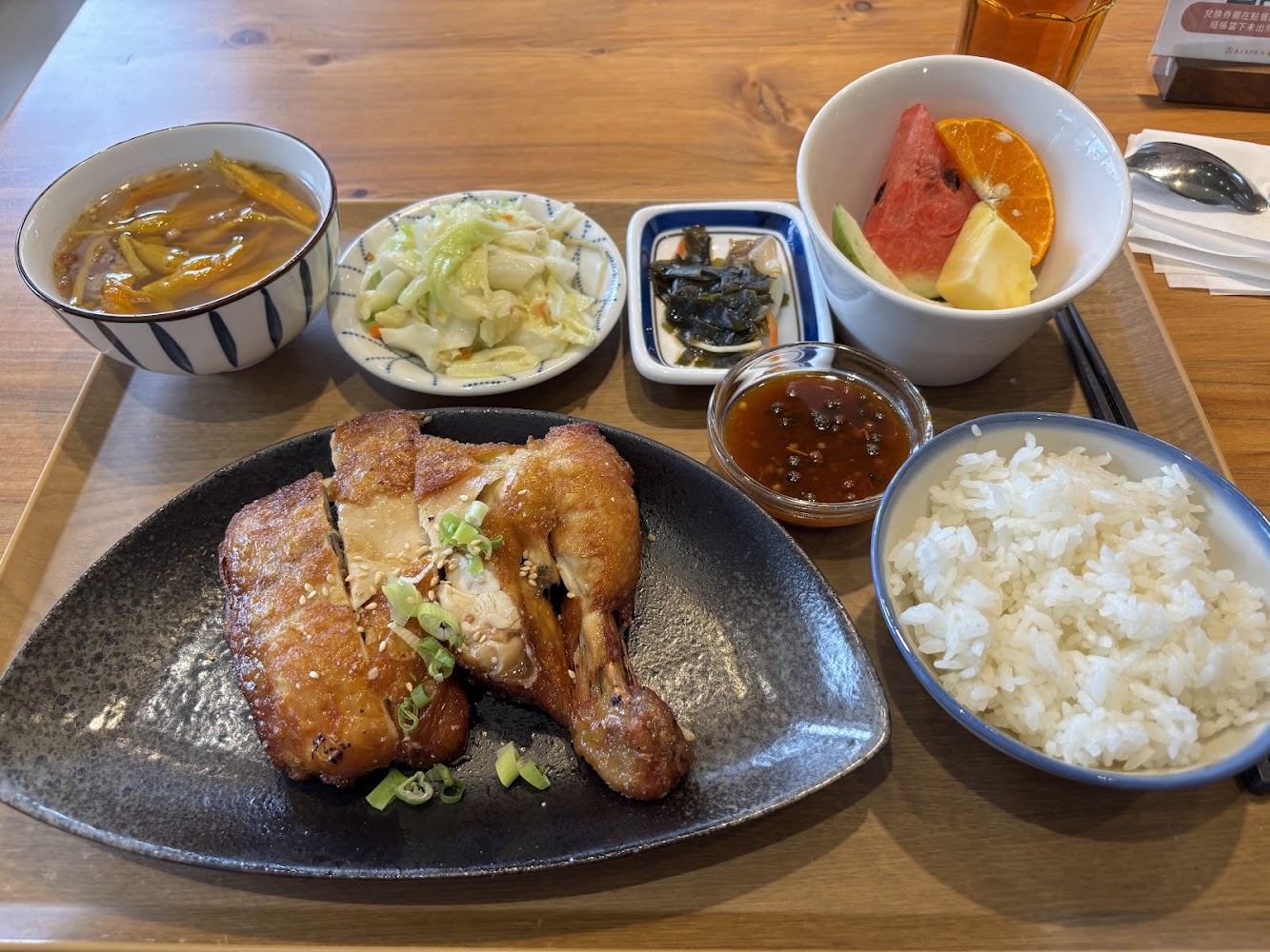 烤雞腿套餐配白飯、湯品、炒青菜、小菜、水果與沾醬
